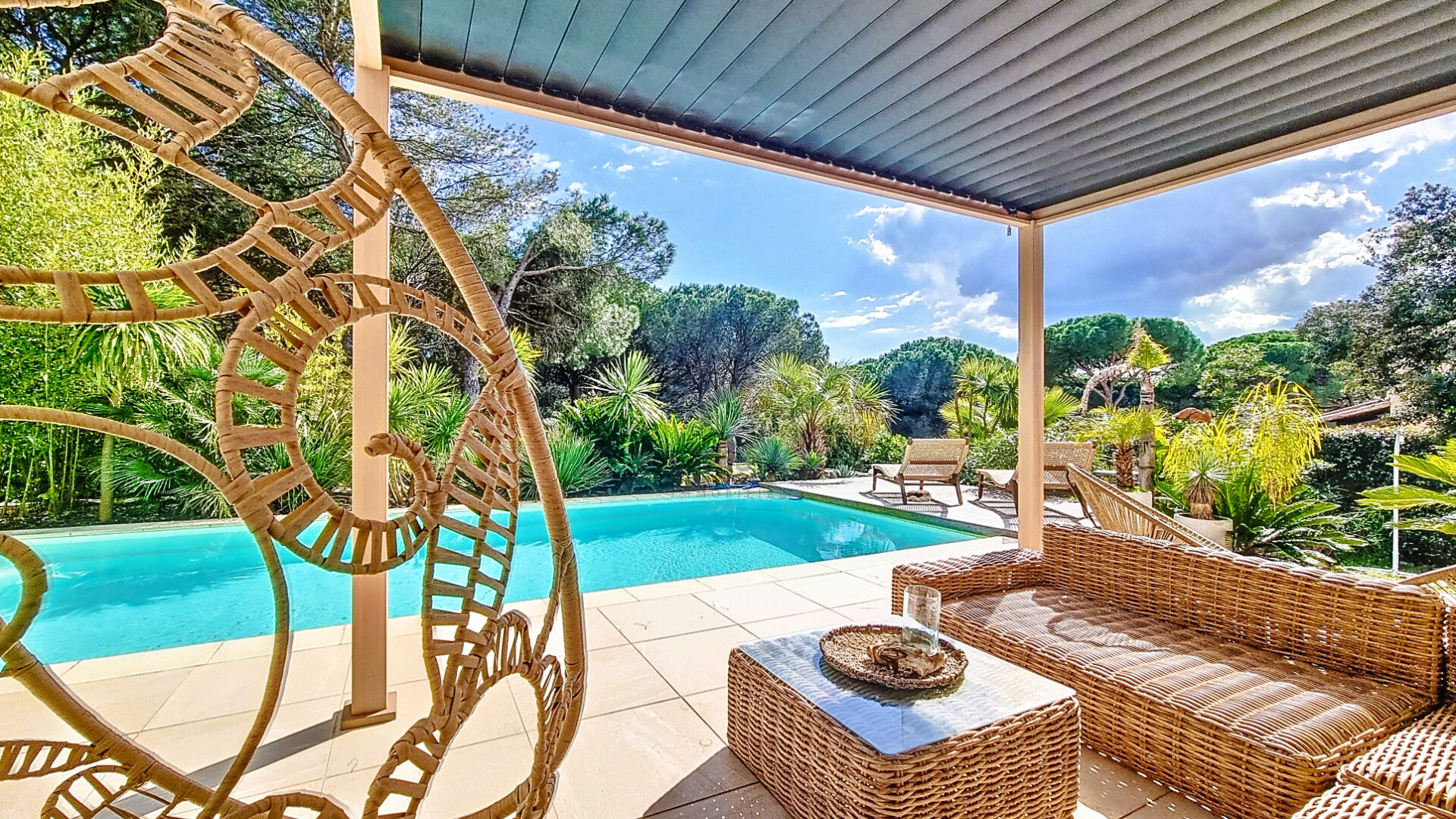 VILLA AVEC PISCINE  FR\u00c9JUS 2